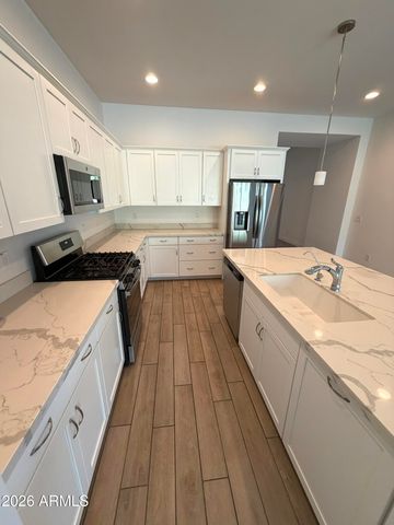 835 E HOPI Trail, Phoenix, AZ 85042