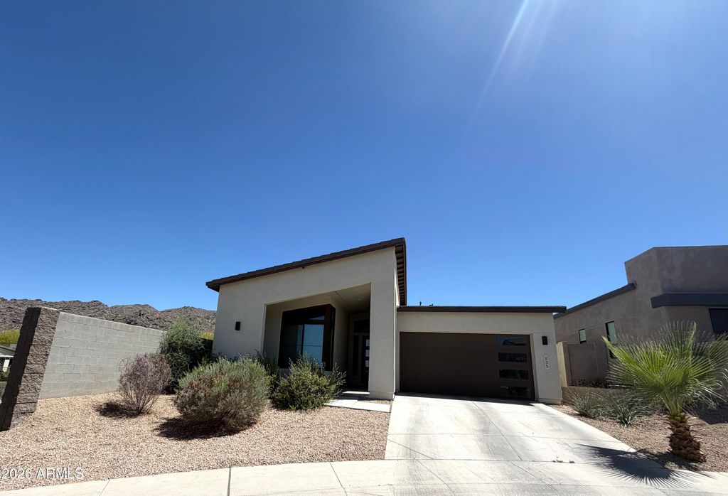 835 E HOPI Trail, Phoenix, AZ 85042