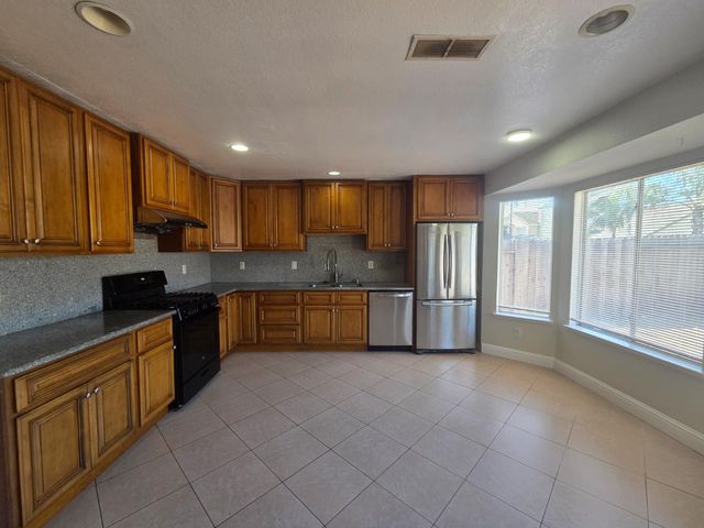 8212 Newbury Park Ct, Sacramento, CA 95828