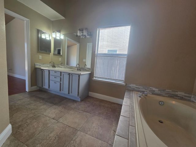 8212 Newbury Park Ct, Sacramento, CA 95828