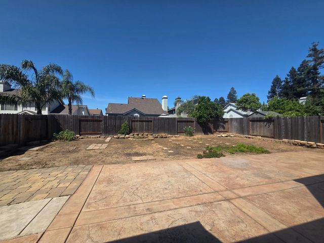 8212 Newbury Park Ct, Sacramento, CA 95828