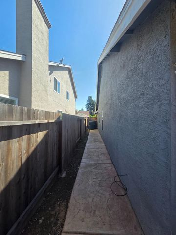 8212 Newbury Park Ct, Sacramento, CA 95828