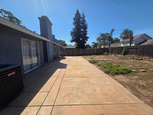 8212 Newbury Park Ct, Sacramento, CA 95828