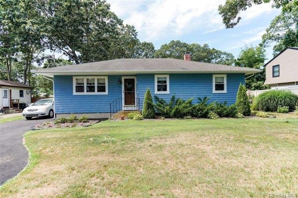35 Auborn Avenue, Shirley, NY 11967