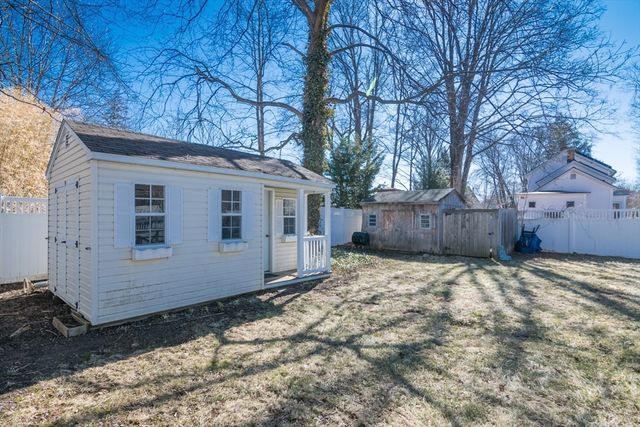 31 Lilly St, Northampton, MA 01062