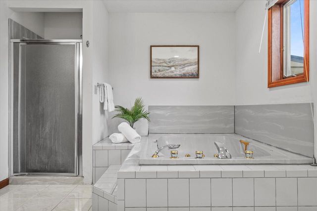 2416 W Dean COURT, River Hills, WI 53217