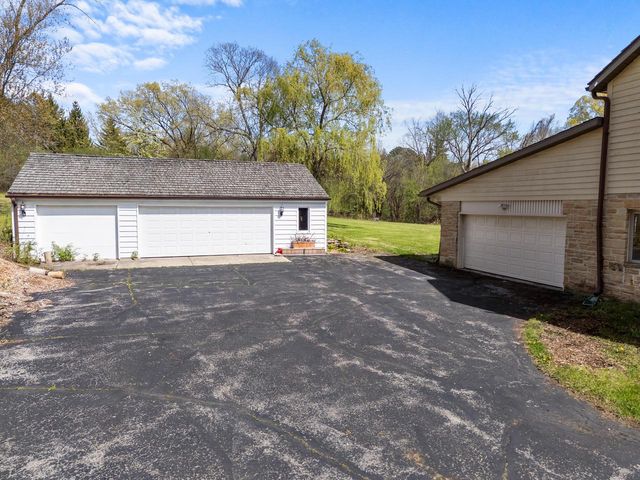 2416 W Dean COURT, River Hills, WI 53217