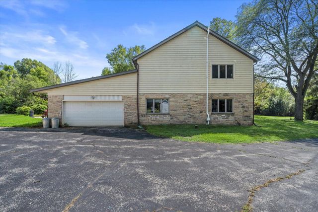 2416 W Dean COURT, River Hills, WI 53217