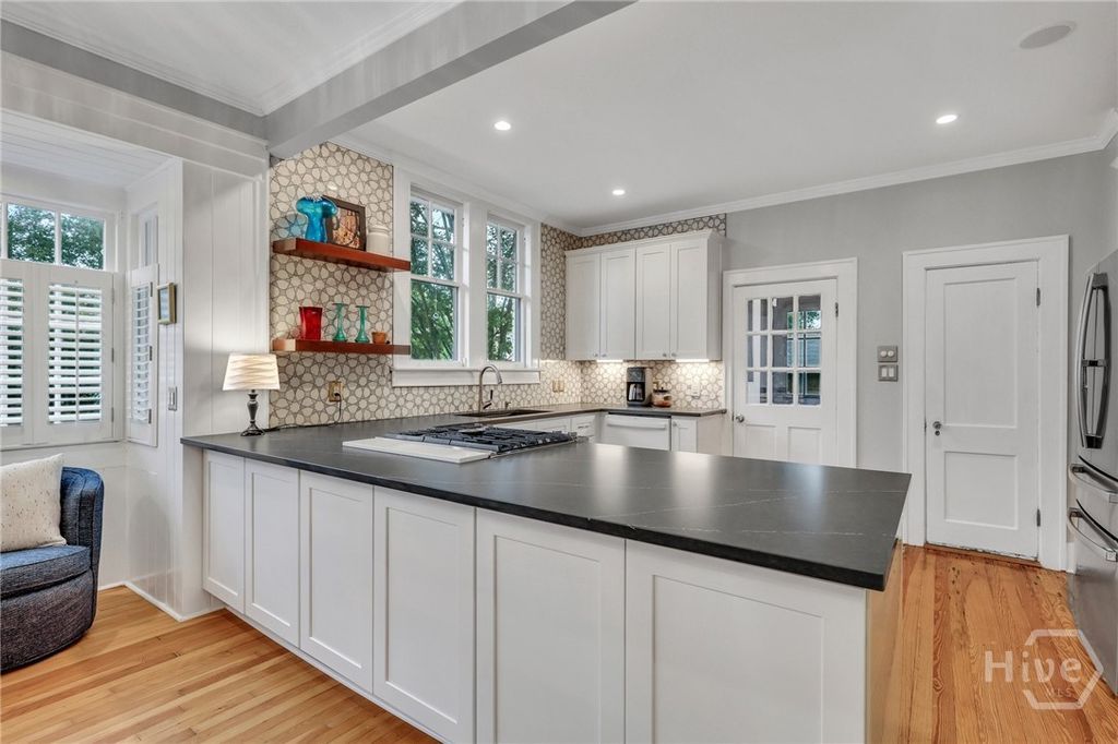 Image 6 of property listing at 202 E 51st Street, Savannah, GA 31405