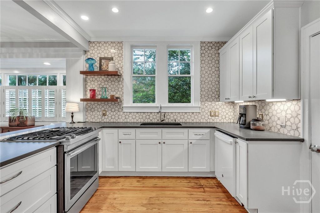 Image 7 of property listing at 202 E 51st Street, Savannah, GA 31405