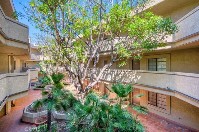 221 S Oak Knoll Avenue 202, Pasadena, CA 91101