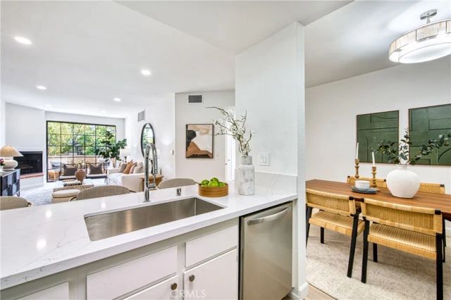 221 S Oak Knoll Avenue 202, Pasadena, CA 91101