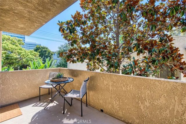 221 S Oak Knoll Avenue 202, Pasadena, CA 91101
