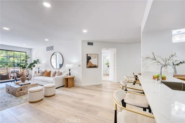 221 S Oak Knoll Avenue 202, Pasadena, CA 91101