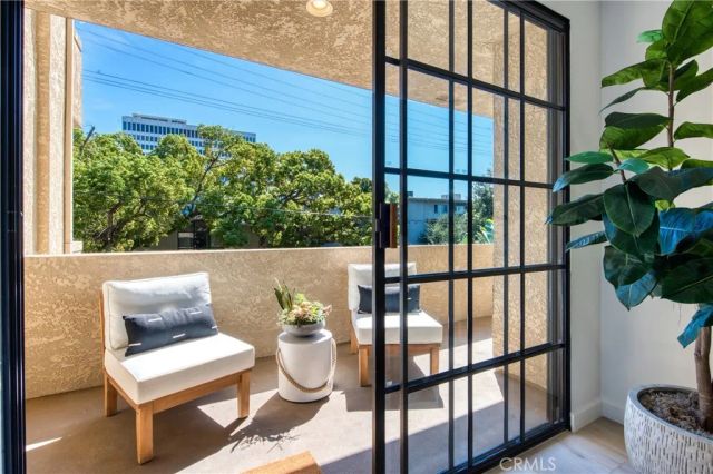 221 S Oak Knoll Avenue 202, Pasadena, CA 91101