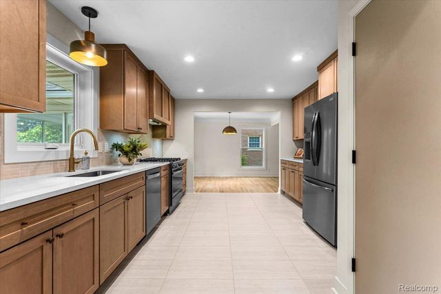 19984 Fairway Drive, Grosse Pointe Woods, MI 48236