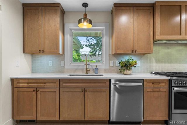 19984 Fairway Drive, Grosse Pointe Woods, MI 48236