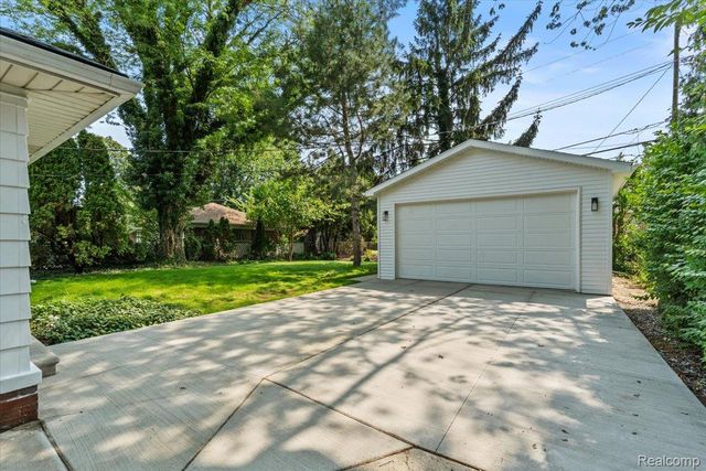 19984 Fairway Drive, Grosse Pointe Woods, MI 48236