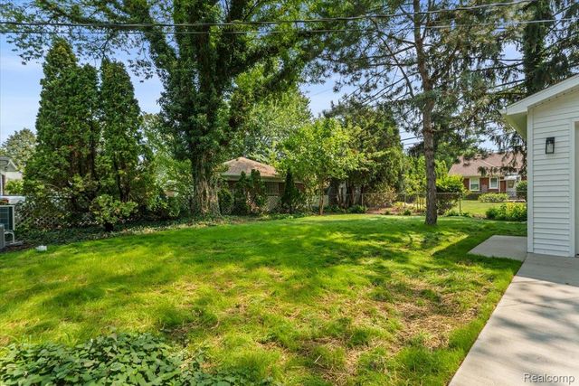 19984 Fairway Drive, Grosse Pointe Woods, MI 48236