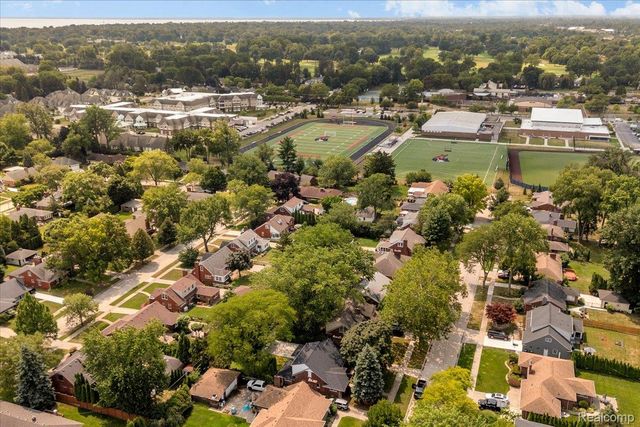 19984 Fairway Drive, Grosse Pointe Woods, MI 48236