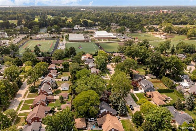 19984 Fairway Drive, Grosse Pointe Woods, MI 48236