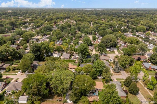 19984 Fairway Drive, Grosse Pointe Woods, MI 48236