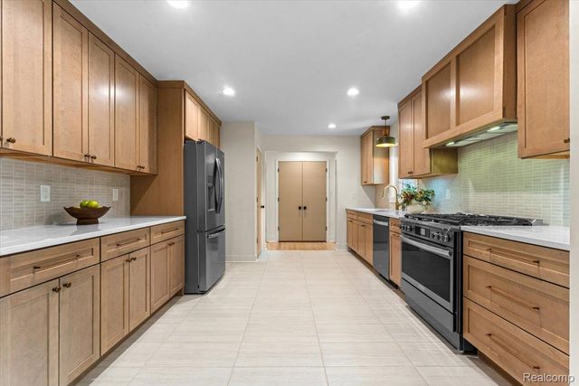 19984 Fairway Drive, Grosse Pointe Woods, MI 48236