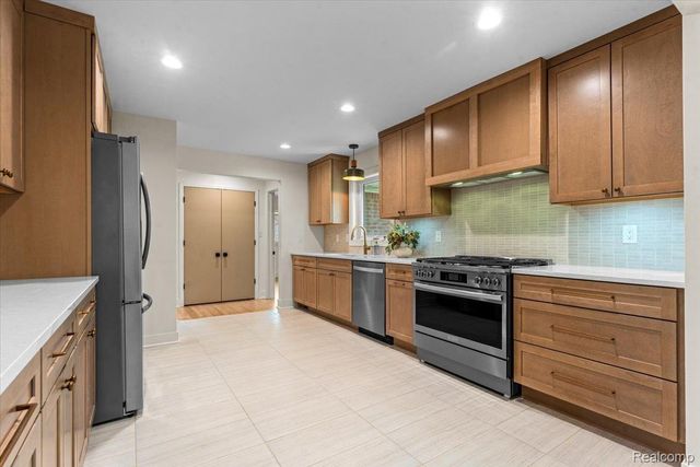 19984 Fairway Drive, Grosse Pointe Woods, MI 48236