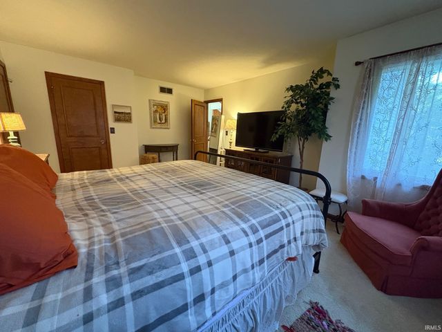 18890 Diamond Pointe Court, South Bend, IN 46614