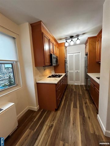 2077 Center Avenue 7J, Fort Lee, NJ 07024
