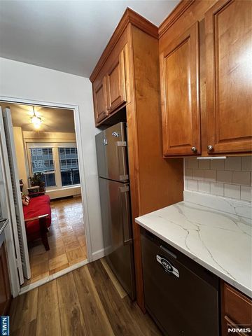 2077 Center Avenue 7J, Fort Lee, NJ 07024