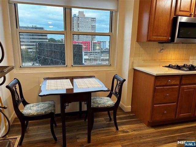 2077 Center Avenue 7J, Fort Lee, NJ 07024