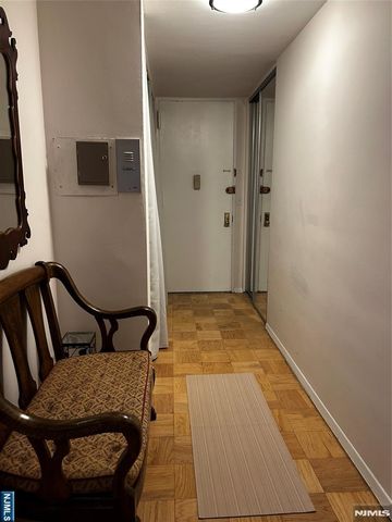 2077 Center Avenue 7J, Fort Lee, NJ 07024