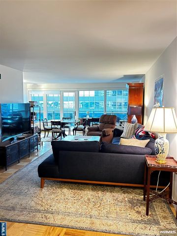 2077 Center Avenue 7J, Fort Lee, NJ 07024