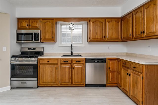 69 Cheshire Ln, Gates, NY 14624