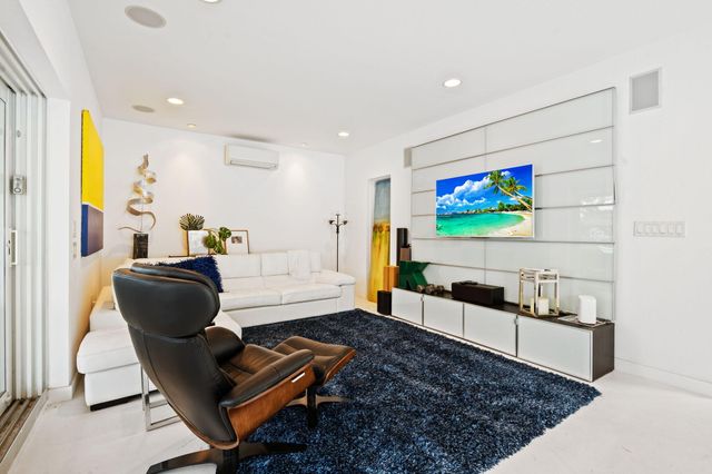 349 NE 29th Street, Wilton Manors, FL 33334