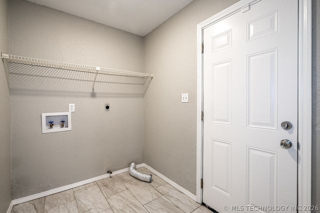 607 W 150 Street S, Glenpool, OK 74033