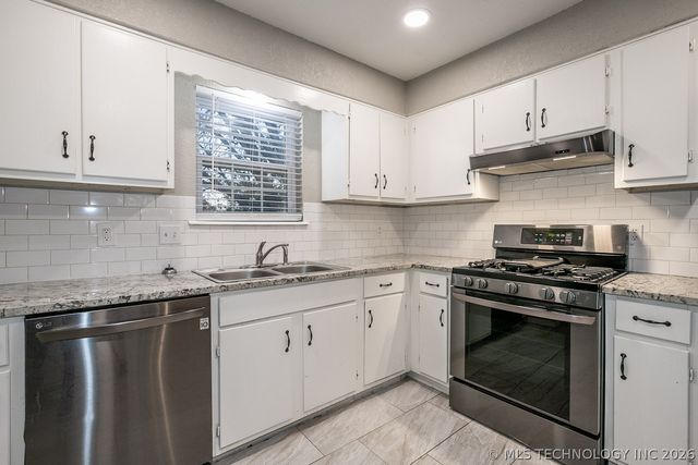 607 W 150 Street S, Glenpool, OK 74033