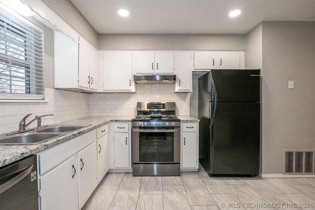 607 W 150 Street S, Glenpool, OK 74033