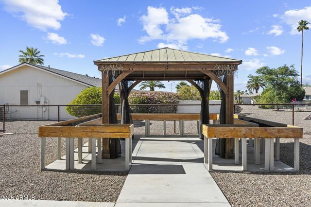 9518 W Oakstone Drive, Sun City, AZ 85351