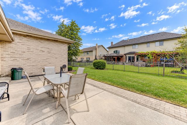 8600 Henke Drive, Tinley Park, IL 60487