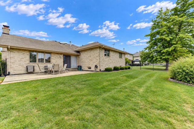 8600 Henke Drive, Tinley Park, IL 60487