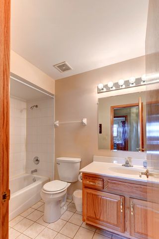8600 Henke Drive, Tinley Park, IL 60487