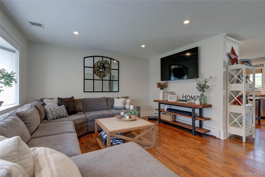 31 Garden Circle, Syosset, NY 11791 — photo 4