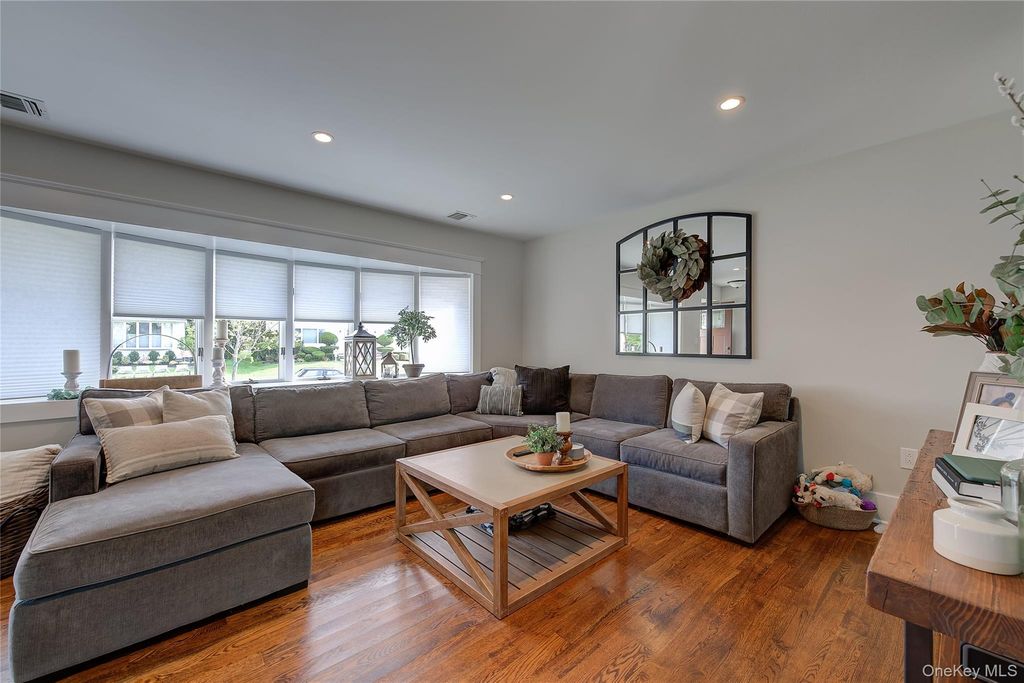 31 Garden Circle, Syosset, NY 11791 — photo 5