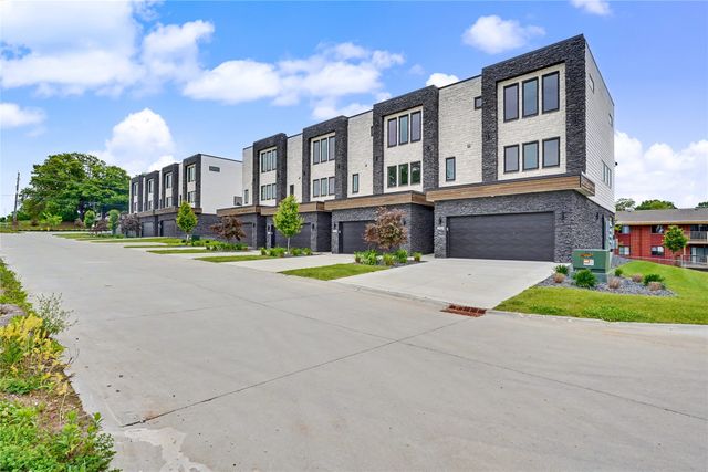 2716 Fleur Drive 12, Des Moines, IA 50321