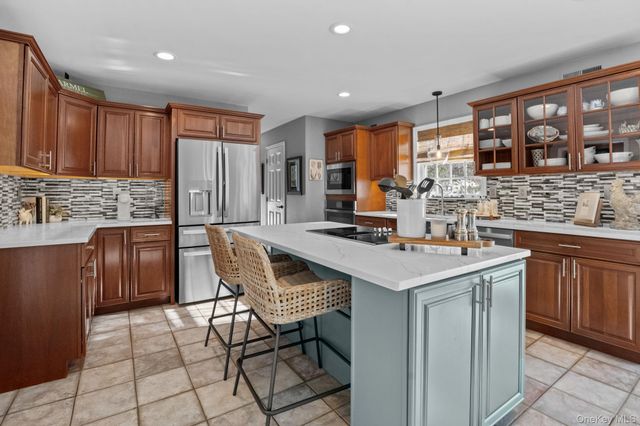 6 Ridge Circle, Mahopac, NY 10541