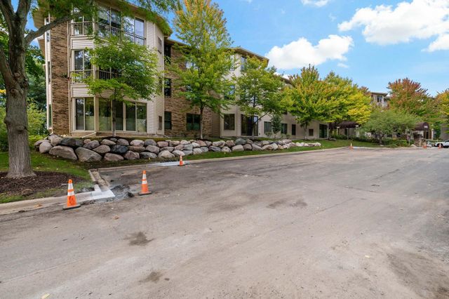 5985 Rowland Road 308, Minnetonka, MN 55343