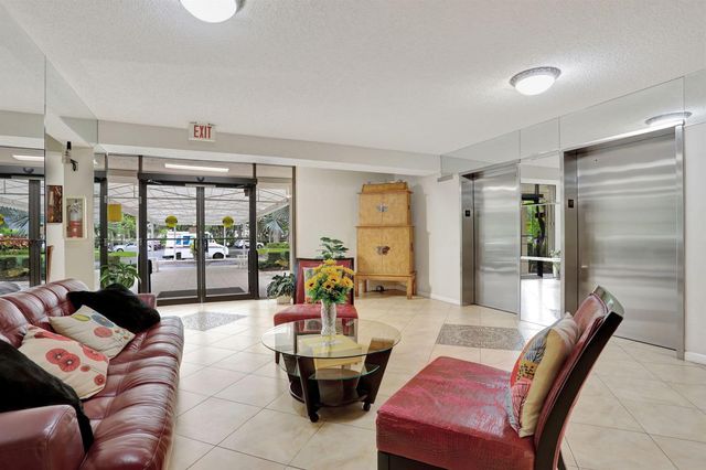 3505 Oaks Way 204, Pompano Beach, FL 33069