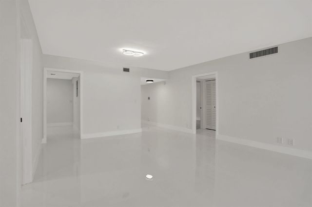 3505 Oaks Way 204, Pompano Beach, FL 33069